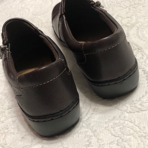 NEW!! Size 8M CLARKS Dark Brown Pebble Leather Wedge Loafers, Zip Close - Picture 6 of 7